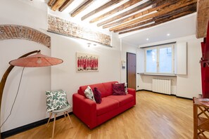 TV - Beautiful Flat In The Historic Center, Genova, Italy (Genova)