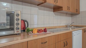 Een koelkast, een oven, een kookplaat, een vaatwasser