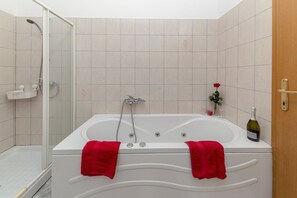 Dusche, Bidet, Handtücher