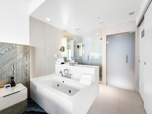 Dusche, Whirlpool, Haartrockner, Handtücher
