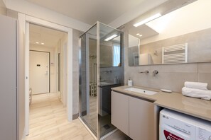 Dusche, Haartrockner, Bidet, Handtücher