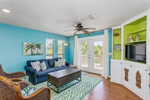 Smart TV, books - Sun-Kissed Skin & Sandy Toes! 4BR, Sleeps 11, steps to beach, SUPs & Mini Golf! (Pensacola Beach)