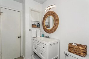 Hair dryer, towels, soap, shampoo - Miniature golf retreat, Sleeps 11, steps to beach! (Pensacola Beach)