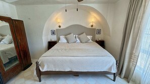 2 bedrooms, desk, iron/ironing board, WiFi