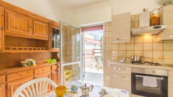 Frigorifero, forno, piano cottura, macchina per tè/caffè