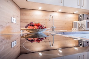 Refrigerador, microondas, horno y parrilla de estufa 
