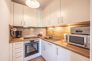 Réfrigérateur, four à micro-ondes, un four, surface de cuisson