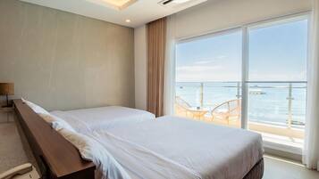 Deluxe Room, Ocean View | Laptop workspace, free WiFi