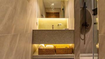 Deluxe Room, Ocean View | Bathroom