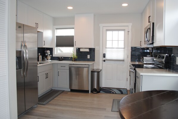 Fridge, microwave, oven, stovetop - Beautiful, Modern, Quiet, Comfy & Private with a Big Back Yard - 30+ day stays (Denver)