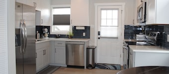 Beautiful, Modern, Quiet, Comfy & Private with a Big Back Yard - 30+ day stays