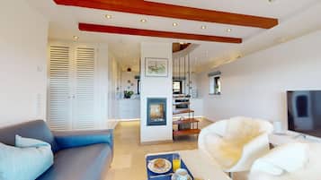 Una televisión, una chimenea