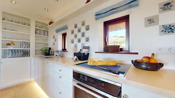 Frigorífico, horno, placa de cocina y lavavajillas