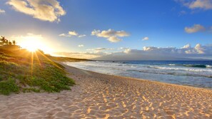 Una playa cerca, sillas reclinables de playa, toallas de playa