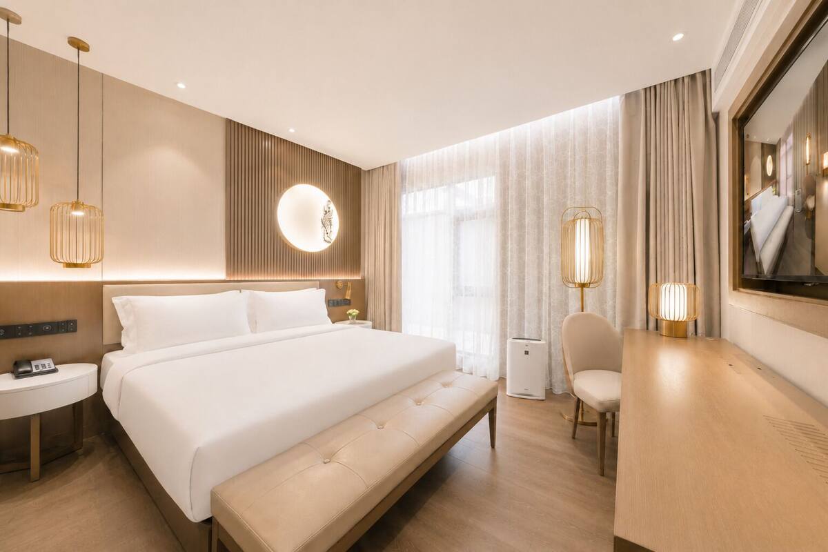 Down duvets, free minibar, desk, soundproofing