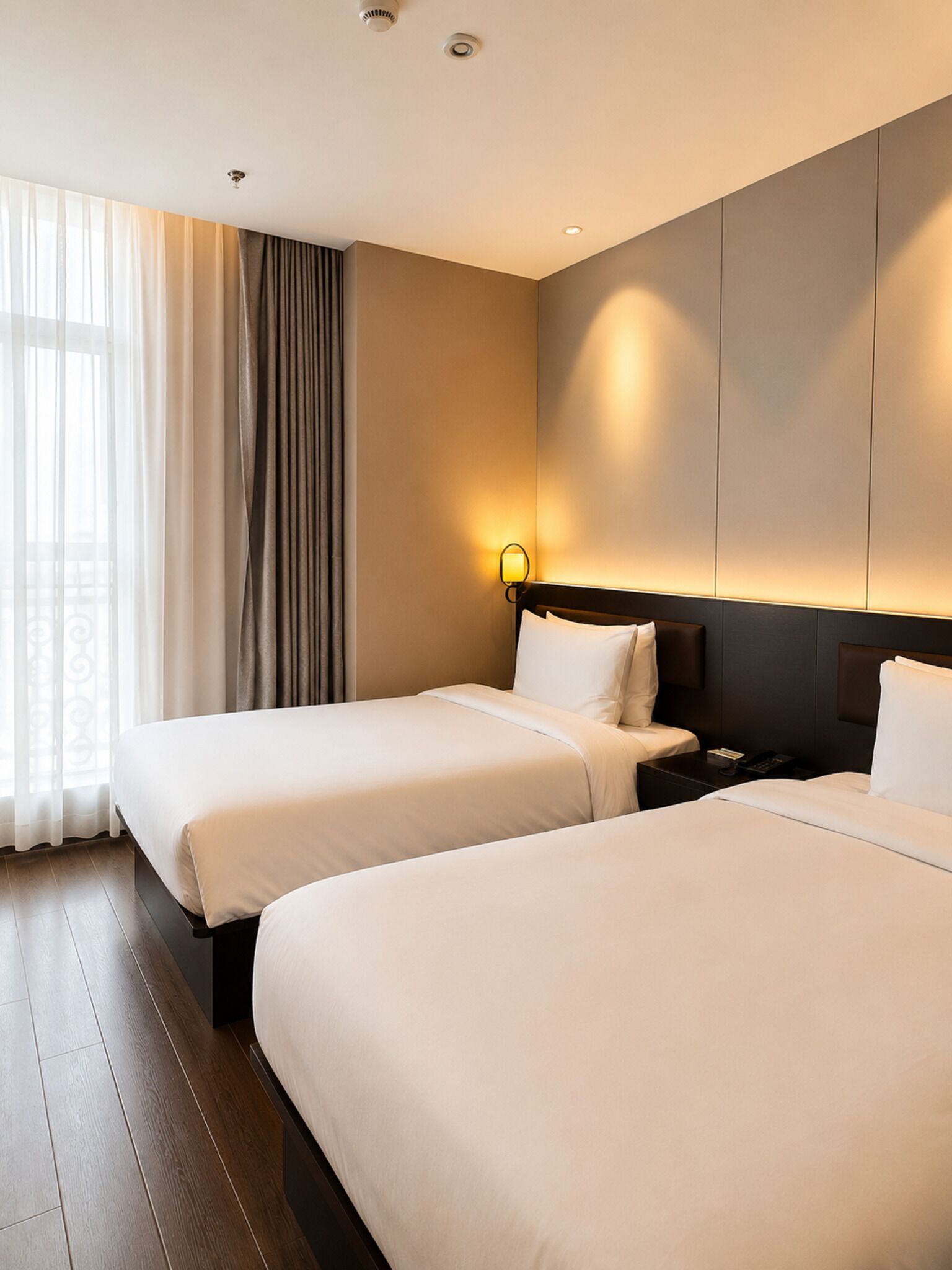 Habitación de lujo con 2 camas individuales | Edredón, artículos del minibar gratis, escritorio y insonorización 