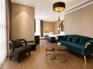 ห้องลักซ์ชัวรี่สวีท | ผ้านวมขนเป็ด, มินิบาร์ฟรี, โต๊ะทำงาน, ห้องเก็บเสียง