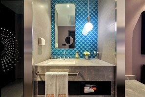 Luxury Twin Room | Bathroom | Free toiletries, hair dryer, towels, shampoo - Crystal Hotel Shanghai The Bund Jinling (Shanghai)