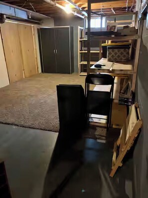 Quarto com cama, escrivaninha e cadeira. Possui janela e porta.