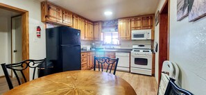 Køleskab, mikrobølgeovn, ovn, kogeplade