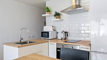 Réfrigérateur, micro-ondes, four, cafetiÚre/bouilloire