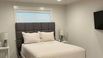 4 dormitorios, escritorio, tabla de planchar con plancha y cuna de viaje