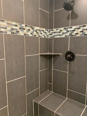 Dusj, hårføner, håndklær og såpe