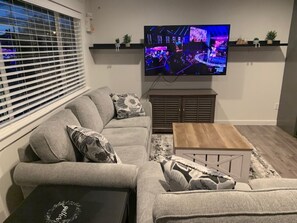 Smart TV, ping pong - Updated Spacious Home and Hot Tub (Spokane Valley)