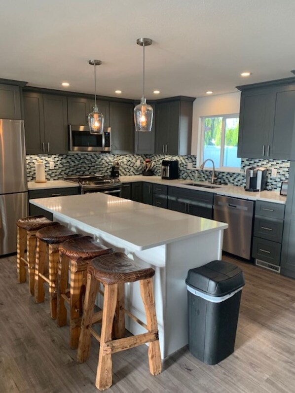 Fridge, microwave, oven, stovetop - Updated Spacious Home and Hot Tub (Spokane Valley)