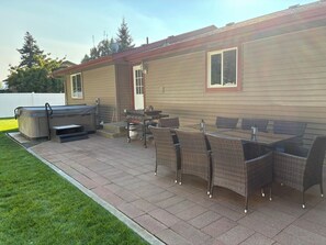 Outdoor dining - Updated Spacious Home and Hot Tub (Spokane Valley)