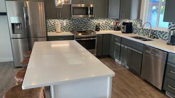 Frigorífico, microondas, horno y placa de cocina