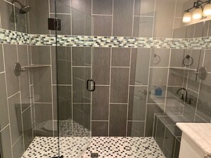 Shower, hair dryer, towels, soap - Updated Spacious Home and Hot Tub (Spokane Valley)