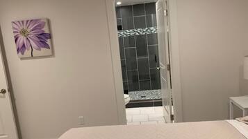 4 bedrooms, desk, iron/ironing board, travel crib