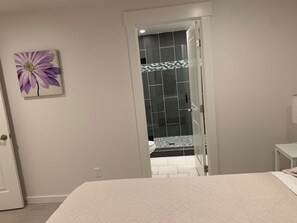 4 bedrooms, desk, iron/ironing board, travel cot - Updated Spacious Home and Hot Tub (Spokane Valley)