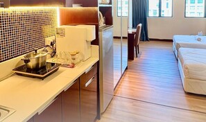 Exclusive-Studiosuite, 2 Doppelbetten, Küche, Flussblick | Eigene Küche | Großer Kühlschrank, Herdplatte, Geschirrspüler, Reiskocher