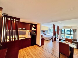 Exklusiv lägenhet - 2 dubbelsängar - kök - utsikt mot poolen | Vardagsrum | 32-tums smart-tv med digitalkanaler, Netflix och Hulu