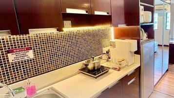 Studio Suite Eksklusif, 2 Tempat Tidur Double, dapur, pemandangan sungai | Dapur pribadi | Lemari es besar, kompor, mesin pencuci piring, dan penanak nasi
