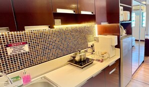 Exclusive-Studiosuite, 2 Doppelbetten, Küche, Flussblick | Eigene Küche | Großer Kühlschrank, Herdplatte, Geschirrspüler, Reiskocher
