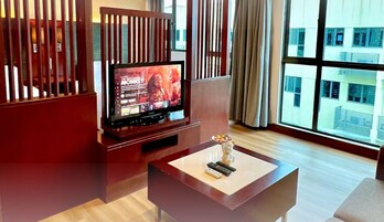 Exclusive Apartment, 2 Katil Kelamin (Double), Kitchen, Pool View | Ruang tamu | 32 inci sebuah televisyen pintar dengan digital, Netflix, Hulu