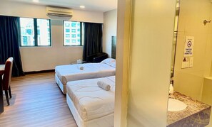 Exclusive-Studiosuite, 2 Doppelbetten, Küche, Flussblick | 1 Schlafzimmer, Schreibtisch, laptopgeeigneter Arbeitsplatz