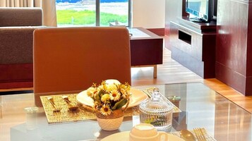 Exklusiv lägenhet - 2 dubbelsängar - kök - utsikt mot poolen | Skrivbord, arbetsyta för laptop, ljudisolering och strykjärn/strykbräda