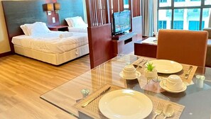 Exclusief appartement, 2 tweepersoonsbedden, keuken, uitzicht op zwembad | Dineerruimte