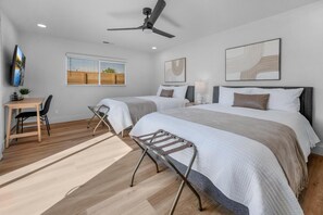 4 bedrooms, iron/ironing board, travel crib, WiFi - Unique Modern Home W/Pool (Fresno)