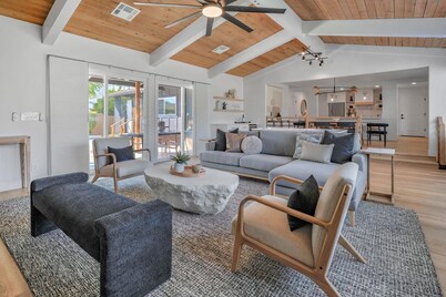 Unique Modern Home W/Pool