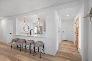 Kjøleskap, mikrobølgeovn, ovn og oppvaskmaskin