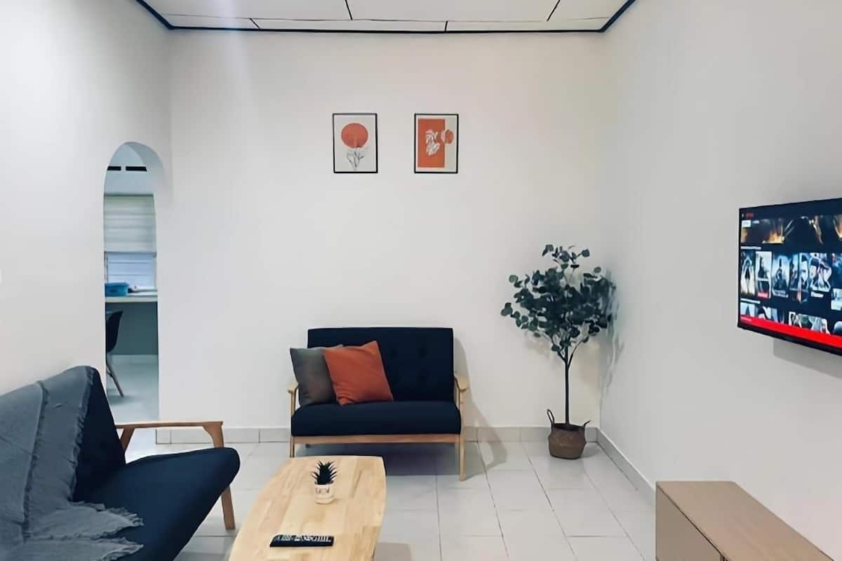 Casa, 2 habitaciones, cocina | Zona de estar | Smart TV de 40 pulgadas con canales por cable