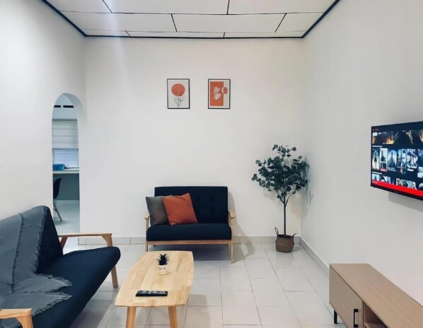 Hus, 2 soverom, kjøkken | Oppholdsområde | En 40-tommers smart-TV med kabel-kanaler