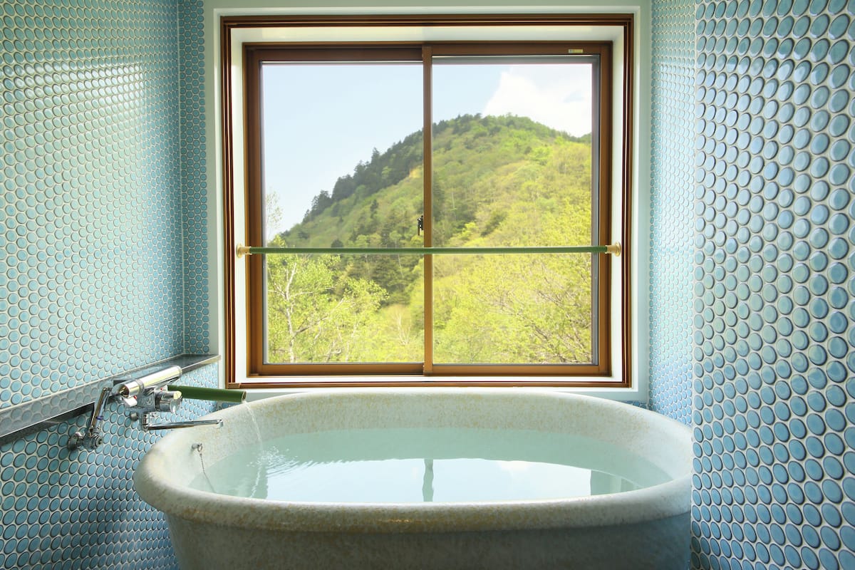 Habitación superior con 2 camas individuales, para no fumadores, vista a la montaña (Wamodan) | Baño | Tina y regadera independientes y tina con aguas termales