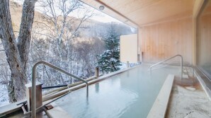 A wooden spa with a large window overlooking a snowy landscape. - Shigakogen Milky Hot Spring Keikokunoyu (Yamanouchi)