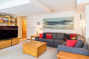 Smart TV, fireplace - Village Location, Spacious & Welcoming with Shared Hot Tub (Whistler)